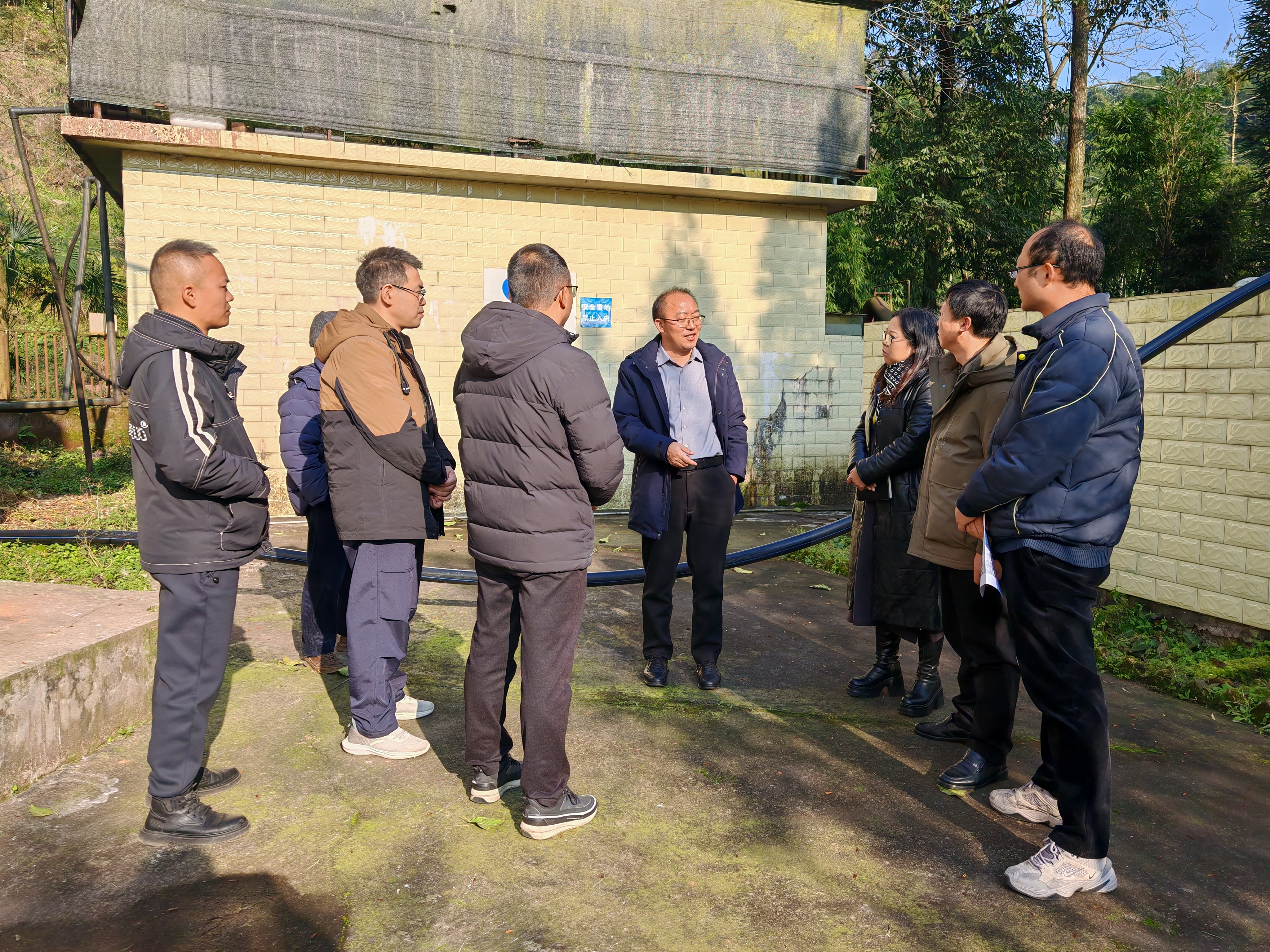 雅安市水利局党组书记、局长冯贵强到雨城区北郊片区调研农村饮水安全工作